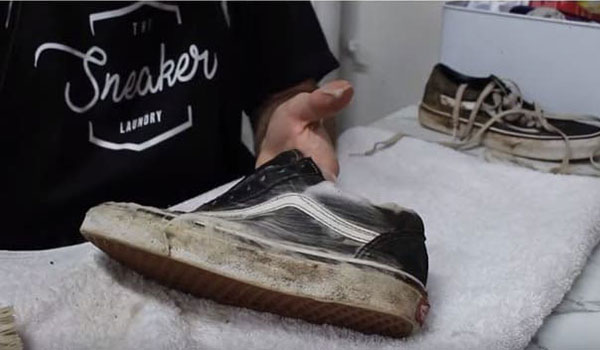 Cách giặt giày Vans không bị ố vàng với các biện pháp an toàn